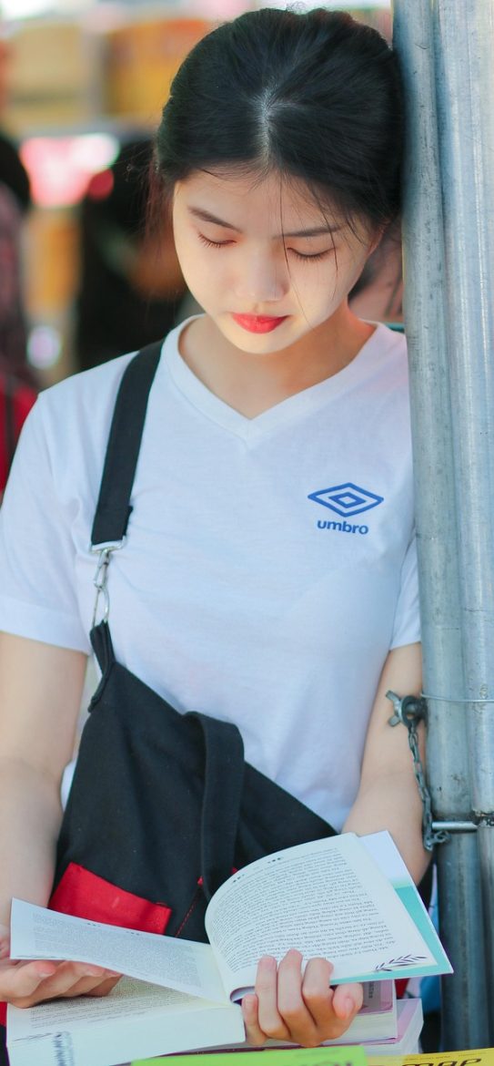 manhwa App 阅读界面截图，竖屏单页模式显示画面内容，底部有细长的进度条与页码提示，四周留白克制
